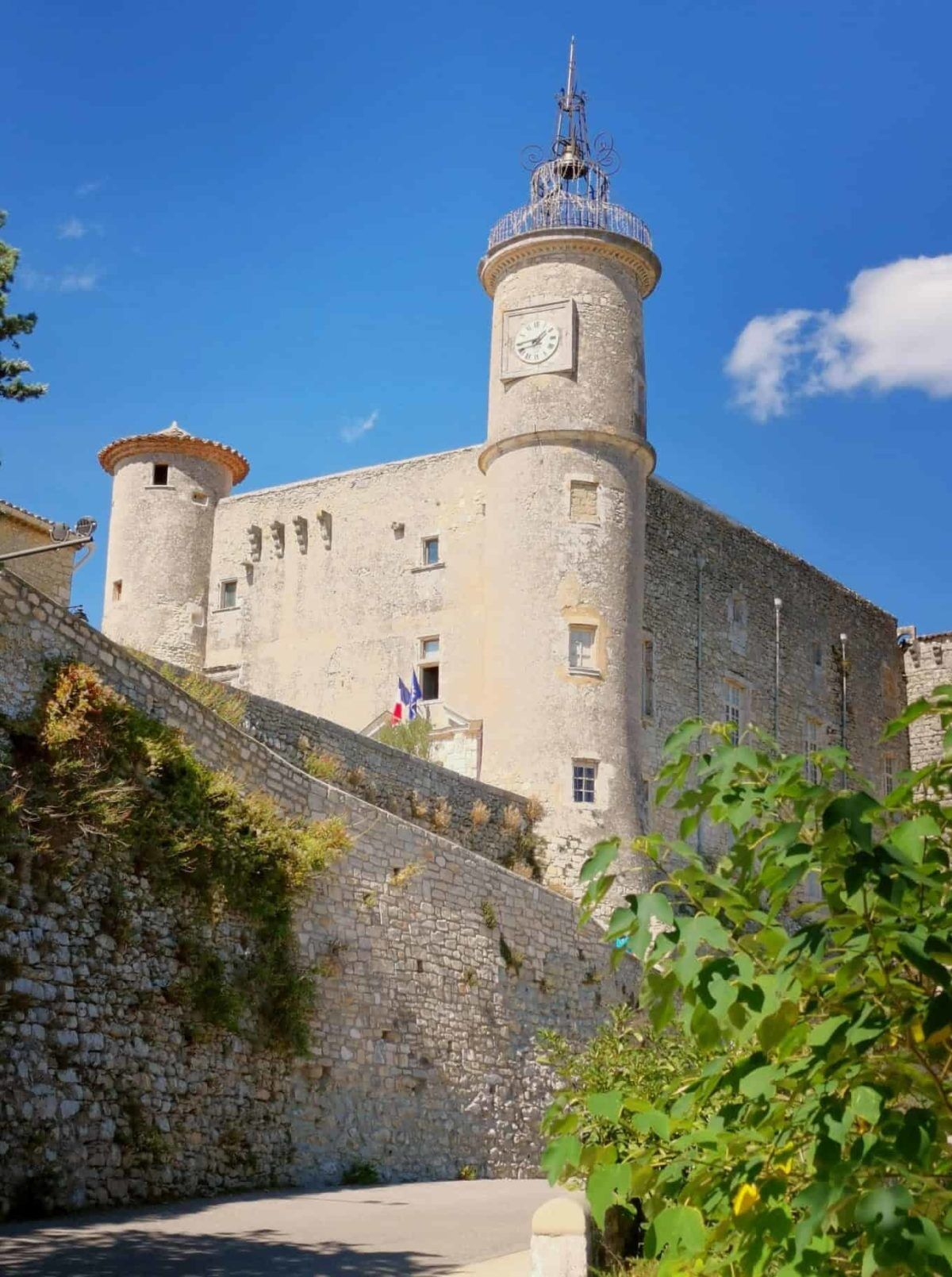 Vue du village de Lussan, village perché classé parmi les plus beaux villages de France