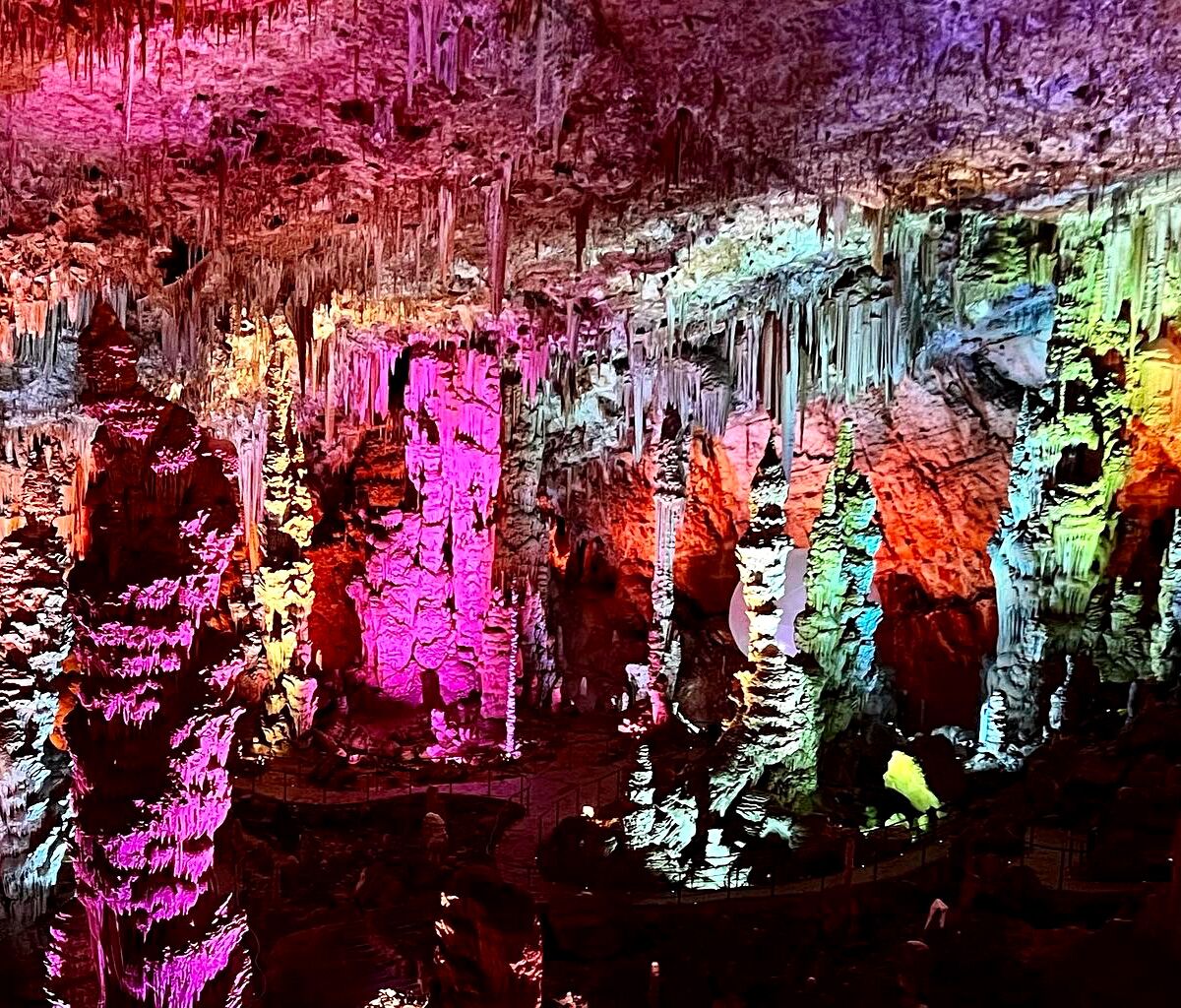 Intérieur de la grotte de la Salamandre, cavité naturelle aux formations spectaculaires
