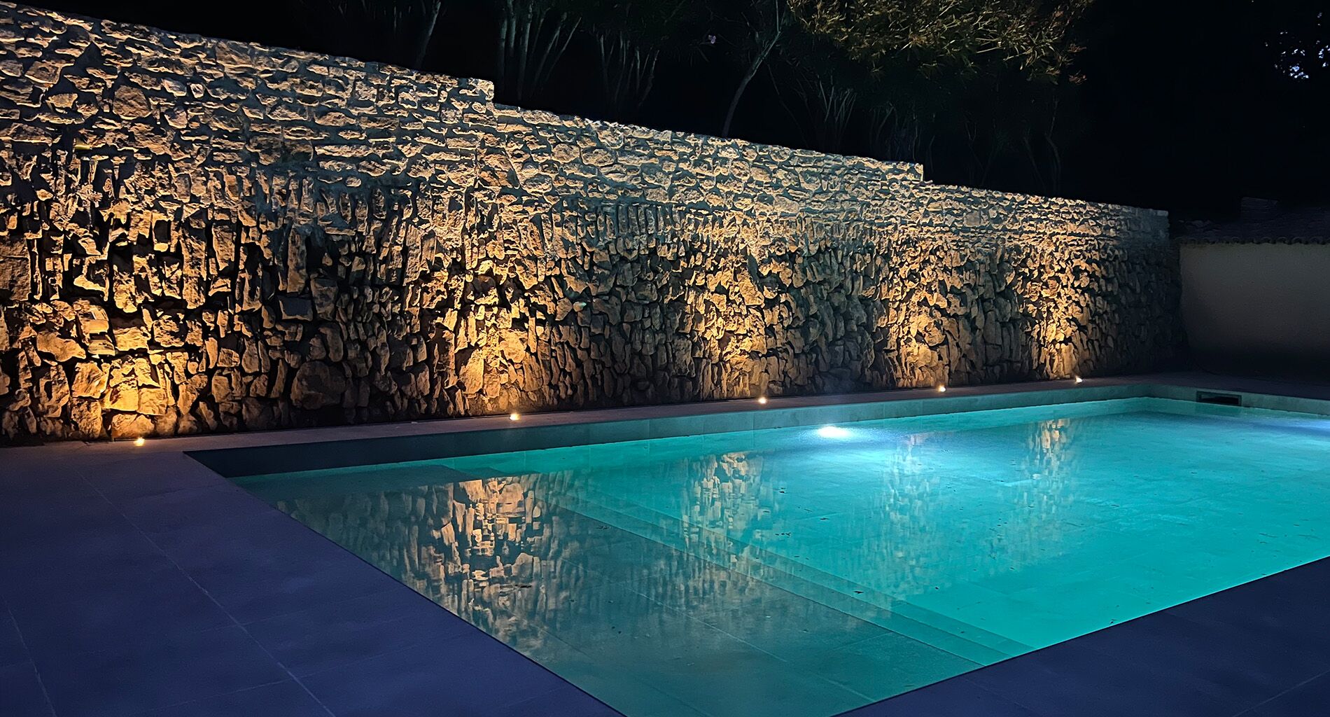 Piscine du domaine de nuit, mise en lumière soignée